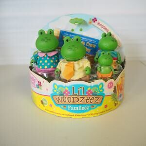 Li'l Woodzeez Famileez Croakalily Frog Family With Storybook 5 pc Set In Box